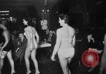 Standbild Pariser Modelle Paris Frankreich, 1953, aus Sekunde 9 historischem Filmmaterial Videoclip 65675045450