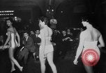 Standbild Pariser Modelle Paris Frankreich, 1953, aus Sekunde 10 historischem Filmmaterial Videoclip 65675045450