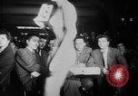 Standbild Pariser Modelle Paris Frankreich, 1953, aus Sekunde 12 historischem Filmmaterial Videoclip 65675045450