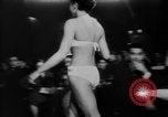 Standbild Pariser Modelle Paris Frankreich, 1953, aus Sekunde 14 historischem Filmmaterial Videoclip 65675045450