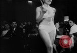 Standbild Pariser Modelle Paris Frankreich, 1953, aus Sekunde 15 historischem Filmmaterial Videoclip 65675045450