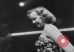 Standbild Pariser Modelle Paris Frankreich, 1953, aus Sekunde 16 historischem Filmmaterial Videoclip 65675045450