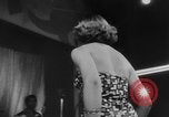Standbild Pariser Modelle Paris Frankreich, 1953, aus Sekunde 17 historischem Filmmaterial Videoclip 65675045450