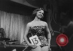 Standbild Pariser Modelle Paris Frankreich, 1953, aus Sekunde 19 historischem Filmmaterial Videoclip 65675045450