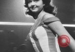 Standbild Pariser Modelle Paris Frankreich, 1953, aus Sekunde 22 historischem Filmmaterial Videoclip 65675045450