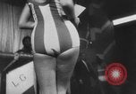 Standbild Pariser Modelle Paris Frankreich, 1953, aus Sekunde 24 historischem Filmmaterial Videoclip 65675045450