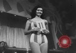 Standbild Pariser Modelle Paris Frankreich, 1953, aus Sekunde 25 historischem Filmmaterial Videoclip 65675045450