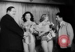 Standbild Pariser Modelle Paris Frankreich, 1953, aus Sekunde 26 historischem Filmmaterial Videoclip 65675045450