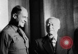Standbild General Matthew Ridgway kommentiert Korea, 1953, aus Sekunde 28 historischem Filmmaterial Videoclip 65675045452