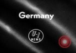 Standbild Hula hoops Deutschland, 1955, aus Sekunde 3 historischem Filmmaterial Videoclip 65675045477