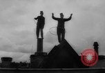Standbild Hula hoops Deutschland, 1955, aus Sekunde 6 historischem Filmmaterial Videoclip 65675045477