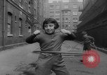 Standbild Hula hoops Deutschland, 1955, aus Sekunde 7 historischem Filmmaterial Videoclip 65675045477