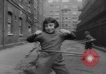 Standbild Hula hoops Deutschland, 1955, aus Sekunde 8 historischem Filmmaterial Videoclip 65675045477
