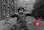 Standbild Hula hoops Deutschland, 1955, aus Sekunde 9 historischem Filmmaterial Videoclip 65675045477