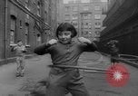 Standbild Hula hoops Deutschland, 1955, aus Sekunde 10 historischem Filmmaterial Videoclip 65675045477