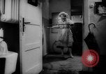Standbild Hula hoops Deutschland, 1955, aus Sekunde 12 historischem Filmmaterial Videoclip 65675045477