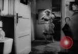 Standbild Hula hoops Deutschland, 1955, aus Sekunde 13 historischem Filmmaterial Videoclip 65675045477