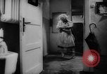 Standbild Hula hoops Deutschland, 1955, aus Sekunde 14 historischem Filmmaterial Videoclip 65675045477