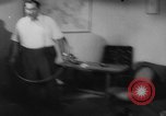 Standbild Hula hoops Deutschland, 1955, aus Sekunde 16 historischem Filmmaterial Videoclip 65675045477