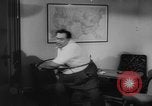 Standbild Hula hoops Deutschland, 1955, aus Sekunde 20 historischem Filmmaterial Videoclip 65675045477
