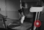 Standbild Hula hoops Deutschland, 1955, aus Sekunde 23 historischem Filmmaterial Videoclip 65675045477