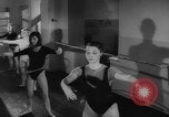 Standbild Hula hoops Deutschland, 1955, aus Sekunde 24 historischem Filmmaterial Videoclip 65675045477