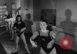 Standbild Hula hoops Deutschland, 1955, aus Sekunde 25 historischem Filmmaterial Videoclip 65675045477