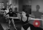 Standbild Hula hoops Deutschland, 1955, aus Sekunde 26 historischem Filmmaterial Videoclip 65675045477