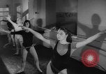 Standbild Hula hoops Deutschland, 1955, aus Sekunde 27 historischem Filmmaterial Videoclip 65675045477