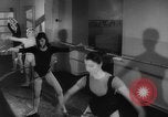 Standbild Hula hoops Deutschland, 1955, aus Sekunde 28 historischem Filmmaterial Videoclip 65675045477