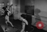 Standbild Hula hoops Deutschland, 1955, aus Sekunde 29 historischem Filmmaterial Videoclip 65675045477