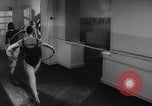 Standbild Hula hoops Deutschland, 1955, aus Sekunde 30 historischem Filmmaterial Videoclip 65675045477