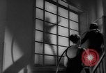Standbild Hula hoops Deutschland, 1955, aus Sekunde 33 historischem Filmmaterial Videoclip 65675045477