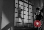 Standbild Hula hoops Deutschland, 1955, aus Sekunde 34 historischem Filmmaterial Videoclip 65675045477