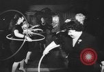 Standbild Hula hoops Deutschland, 1955, aus Sekunde 36 historischem Filmmaterial Videoclip 65675045477