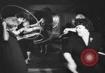 Standbild Hula hoops Deutschland, 1955, aus Sekunde 37 historischem Filmmaterial Videoclip 65675045477