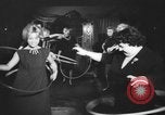 Standbild Hula hoops Deutschland, 1955, aus Sekunde 38 historischem Filmmaterial Videoclip 65675045477
