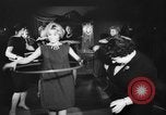 Standbild Hula hoops Deutschland, 1955, aus Sekunde 39 historischem Filmmaterial Videoclip 65675045477