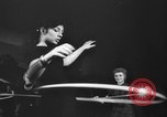 Standbild Hula hoops Deutschland, 1955, aus Sekunde 40 historischem Filmmaterial Videoclip 65675045477