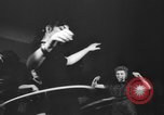 Standbild Hula hoops Deutschland, 1955, aus Sekunde 41 historischem Filmmaterial Videoclip 65675045477