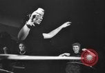 Standbild Hula hoops Deutschland, 1955, aus Sekunde 42 historischem Filmmaterial Videoclip 65675045477