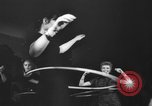 Standbild Hula hoops Deutschland, 1955, aus Sekunde 43 historischem Filmmaterial Videoclip 65675045477