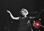 Standbild Hula hoops Deutschland, 1955, aus Sekunde 44 historischem Filmmaterial Videoclip 65675045477