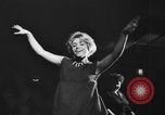 Standbild Hula hoops Deutschland, 1955, aus Sekunde 45 historischem Filmmaterial Videoclip 65675045477
