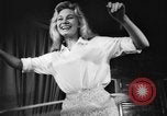 Standbild Hula hoops Deutschland, 1955, aus Sekunde 48 historischem Filmmaterial Videoclip 65675045477
