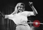 Standbild Hula hoops Deutschland, 1955, aus Sekunde 49 historischem Filmmaterial Videoclip 65675045477