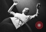 Standbild Hula hoops Deutschland, 1955, aus Sekunde 50 historischem Filmmaterial Videoclip 65675045477
