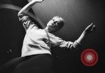 Standbild Hula hoops Deutschland, 1955, aus Sekunde 51 historischem Filmmaterial Videoclip 65675045477