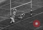 Standbild Chicago Kardinäle vs Cleveland Browns Football Game Chicago Illinois USA, 1958, aus Sekunde 17 historischem Filmmaterial Videoclip 65675045478