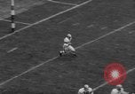Standbild Chicago Kardinäle vs Cleveland Browns Football Game Chicago Illinois USA, 1958, aus Sekunde 18 historischem Filmmaterial Videoclip 65675045478
